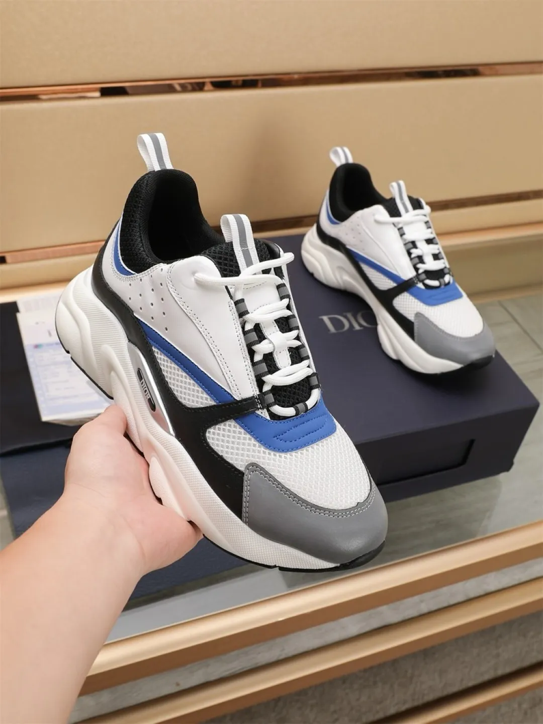 Men's shoes 💰P460💰【Dior】Dior✨ is online at the same time👏 This casual sneaker is a new product in the series and continues Di*r's classic style. The upper is made of original mesh and cow leather, with a two-color textured outsole, and the brand's iconic details on the rear collar and heel to enhance the style. Fashionable and versatile. Wear it with jeans or slacks for a casual look. Size: 38-44 (45 customized)